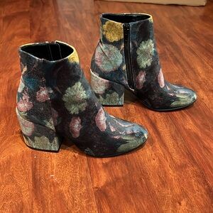 size 5 suede TREASURE & BOND Womens floral Ankle Boots with 3.5” heel